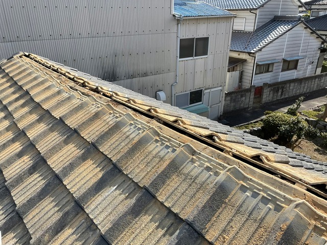 セメント瓦の屋根